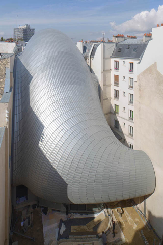 Illustration for article titled This Glistening Steel Armadillo Now Occupies Downtown Paris